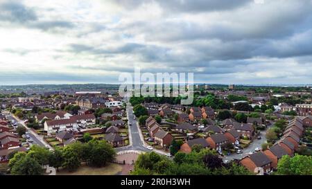 Vista aerea della vivace città di Liverpool, Regno Unito, con l'iconico lungomare e il paesaggio urbano Foto Stock