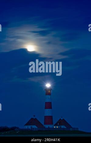 Faro di Westerheversand di notte, Westerhever, Parco Nazionale del Mare di Wadden, penisola di Eiderstedt, Isole Frisone del Nord, Schleswig-Holstein, Germania, Foto Stock