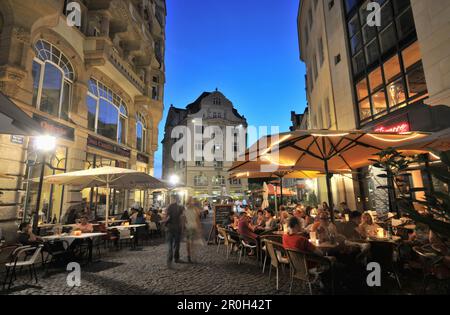 Persone a Barfußgaesschen nella città vecchia in serata, Lipsia, Sassonia, Germania, Europa Foto Stock