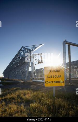 Cartello segnaletico di fronte a vaschette paraboliche, PSA, Plataforma Solar de Almeria, centro di ricerca dell'energia solare della DLR, CEN Aerospaziale tedesca Foto Stock