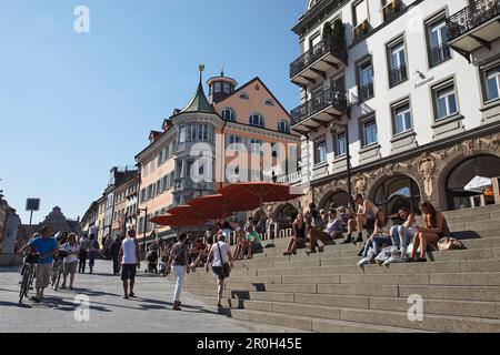 Persone che passeggiano lungo Kanzleistrasse, di Costanza, il lago di Costanza, Baden-Württemberg, Germania Foto Stock