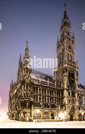 Il municipio Rathaus in Marienplatz all'alba in inverno, Monaco di Baviera, Baviera, Baviera, Germania Foto Stock