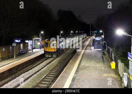 Northern Rail classe 769 bimodale flex train 769448 che chiama alla stazione ferroviaria di Hindley di notte mentre corre su diesel Foto Stock