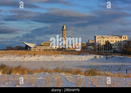Vista di Teepott, faro e case in inverno, Warnemuende, Rostock, costa baltica, Meclemburgo Pomerania occidentale, Germania, Europa Foto Stock