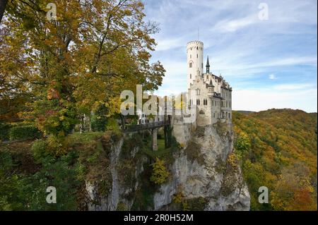 Castello di Lichtenstein sotto il cielo velato, Svevo Alp, Baden-Wuerttemberg, Germania, Europa Foto Stock