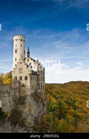 Castello di Lichtenstein sotto il cielo velato, Svevo Alp, Baden-Wuerttemberg, Germania, Europa Foto Stock