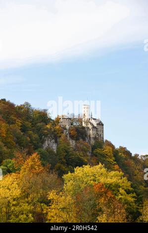 Castello di Lichtenstein sotto il cielo velato, Svevo Alp, Baden-Wuerttemberg, Germania, Europa Foto Stock