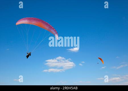 Parapendio di fronte al cielo nuvoloso, Renania settentrionale-Vestfalia, Germania Foto Stock