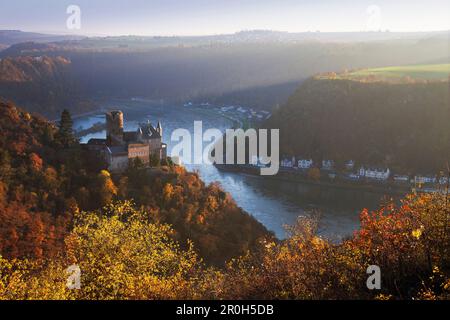 Katz castello sopra St Goarshausen, Patrimonio Culturale dell'UNESCO, il fiume Reno, Renania-Palatinato, Germania Foto Stock