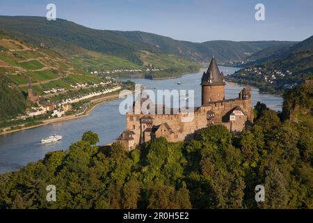 Ruota a pale a vapore Goethe al fiume Reno, vista dai vigneti a Bacharach con il castello di Stahleck, fiume Reno, Renania-Palatinato, Germania Foto Stock