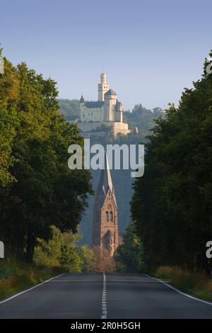 Vista dalla strada federale B 9 alla chiesa di San Lambertus a Spay, sopra il castello di Marksburg, patrimonio dell'umanità dell'UNESCO, vicino a Braubach, fiume Reno Foto Stock