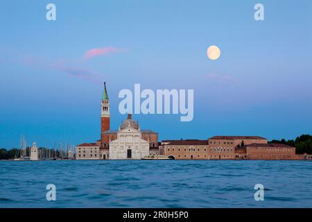 Chiesa di San Giorgio con luna piena, San Giorgio maggiore, la Giudecca, Venezia, Italia Foto Stock