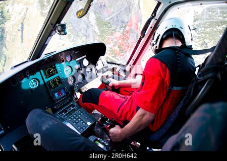 Progetto pilota all'interno di un elicottero guardando giù, Stuedl capanna, Großglockner, Tirolo, Austria Foto Stock