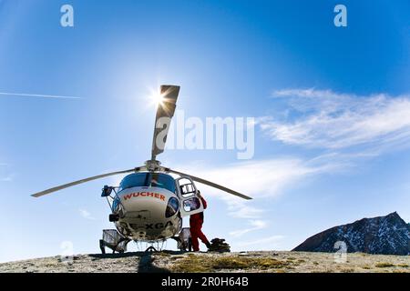 Elicottero sul campo di atterraggio vicino Stuedl capanna, Großglockner, Tirolo, Austria Foto Stock