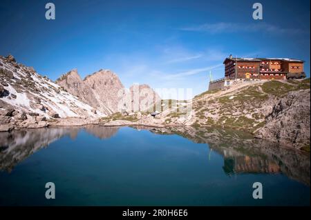 Rifugio con lago di montagna nelle Dolomiti di Lienz, Tirolo Orientale, Tirolo, Austria Foto Stock