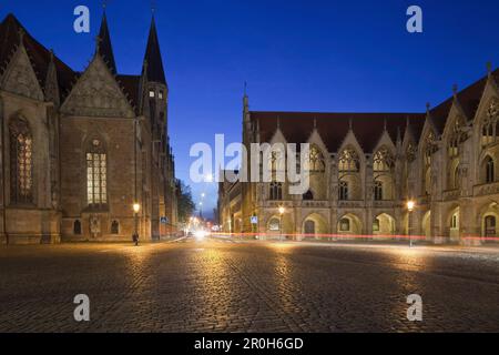 Piazza del mercato storico di notte in stile gotico con la St. Martini e il vecchio municipio, ora blu, Brunswick, bassa Sassonia, Germania Foto Stock