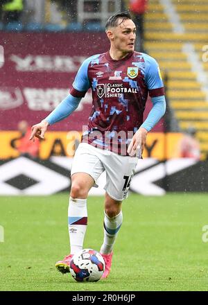 Burnley, Regno Unito. 8th maggio, 2023. Connor Roberts di Burnley durante la partita del Campionato Sky Bet al Turf Moor di Burnley. Il credito dell'immagine dovrebbe essere: Gary Oakley/Sportimage Credit: Sportimage Ltd/Alamy Live News Foto Stock