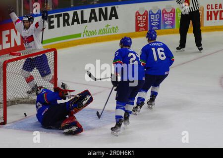 Nottingham, 5 maggio 2023. Brett Perlini, giocando per la Gran Bretagna, alzando le braccia per celebrare un gol contro l'Italia durante una partita nel Campionato Mondiale di Hockey su ghiaccio IIHF 2023, Divisione i, Gruppo A torneo alla Motorpoint Arena di Nottingham. Credito: Colin Edwards Foto Stock