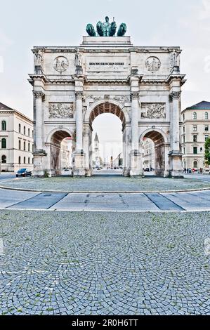 Arco trionfale a tre archi con quadriga, Siegestor, Monaco, Baviera alta, Baviera, Germania Foto Stock