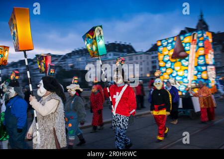 Processione di lanterne colorate, Morgenstraich, Carnevale di Basilea, Cantone di Basilea, Svizzera Foto Stock