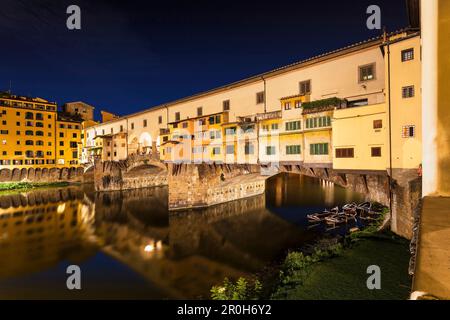 Ponte Vecchio di notte, il fiume Arno, Firenze, Toscana, Italia, Europa Foto Stock