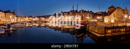 Vista sul pittoresco porto di Honfleur situato sulla riva sinistra della Senna, Normandia, Francia Foto Stock