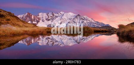 Tramonto sopra il massiccio del Monte Bianco e la sua riflessione in un piccolo lago di montagna non lontano dalla cima di Aiguillette du Brevent, Chamonix Valley, Hau Foto Stock