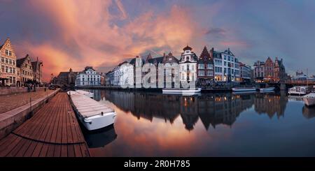Un tramonto colorato sui canali della città vecchia di Gand nelle Fiandre con le storiche case a capanna di Graselei (a sinistra) e Korenlei (a destra), Belgiu Foto Stock