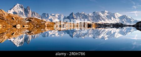 Panorama di un perfetto riflesso del Massiccio del Monte Bianco nel lago di montagna Lac de Chersery con Auigelle Verte e Grande Jurasse in autunno, Chamo Foto Stock