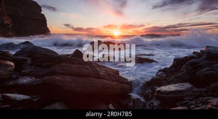 Impressionante alba sulla costa selvaggia di Duncansby testa sulla costa nordorientale della Scozia, Regno Unito Foto Stock