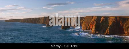 Panorama impressionante da Duncansby testa sulla costa nord-orientale della Scozia alle scogliere selvagge e Duncansby Stacks, Regno Unito Foto Stock