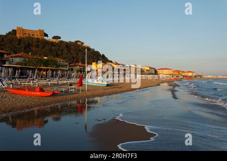 Spiaggia e fortezza a Castiglione della Pescaia, Mar Mediterraneo, provincia di Grosseto, Toscana, Italia, Europa Foto Stock
