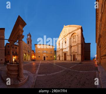 Piazza Pio II, piazza con fontana, municipio e Duomo di Santa Maria Assunta di notte, Pienza, Val d'Orcia, Val d'Orcia, Eroi del mondo UNESCO Foto Stock