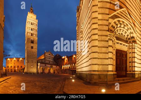Cattedral di San Zeno, il Duomo con il campanile, la torre campanaria e Battisterio, il Battistero, Piazza del Duomo di notte, Pistoia, Toscana, Italia, Europa Foto Stock