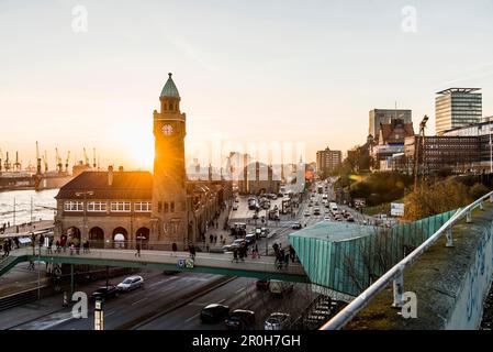 Tramonto sul porto di Amburgo al Landungsbruecken, Amburgo, Germania Foto Stock