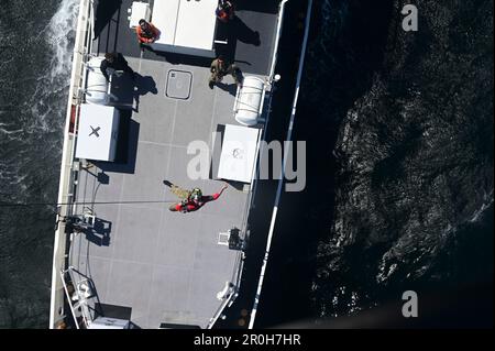 STATI UNITI James Byrne, comandante della squadra di soccorso Squadron del 212nd, si aggancia alla guardia costiera del Mississippi Cutter Jacob Poroo, durante l'esercitazione Southern Strike, 20 aprile 2023. Southern Strike promuove l'interoperabilità tra forze speciali, forze di terra convenzionali e attività aeree al fine di garantire che i militari statunitensi rimangano pertinenti e pronti a rispondere a un'operazione di combattimento su larga scala peer-to-peer. (STATI UNITI Foto dell'Aeronautica militare di Sgt. Ashley Sokolov) Foto Stock