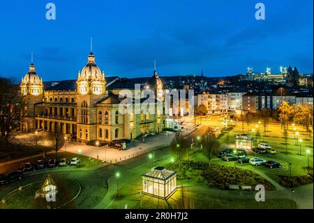 Vista sulla città di Wuppertal e la sala concerti Stadthalle al crepuscolo, Wuppertal, Nordrhein Westfalen, Germania Foto Stock