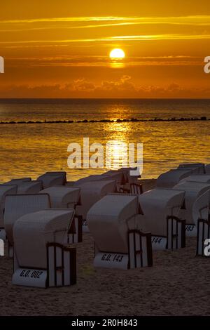 Incappucciati sdraio in spiaggia vicino al Molo di Sellin nella luce del mattino, Ruegen, Meclemburgo-Pomerania, Germania Foto Stock