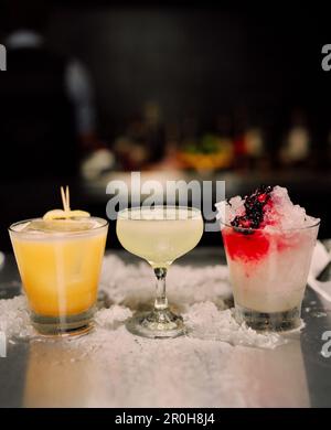 Stati Uniti, California, Los Angeles, close-up di bicchieri da cocktail posto sulla barra a Comme ristorante Ca. Foto Stock
