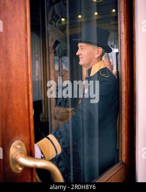 RUSSIA, MOSCA, il Cremlino, il portiere in piedi dalla porta dell'Hotel National Foto Stock