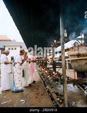 SRI LANKA Asia, Kandy, senior donne pregando nel tempio del dente Foto Stock