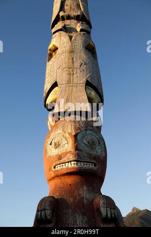 ALASKA, Sitka, dettagli di un vecchio totem palo che si trova nel centro della città sul bordo del porto di Sitka Foto Stock