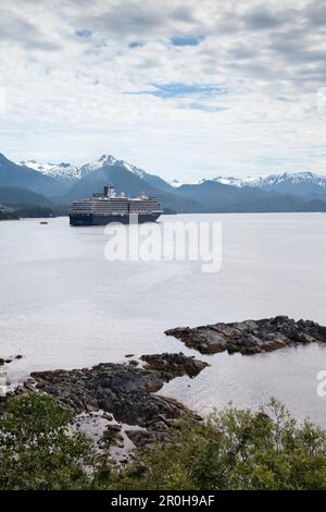 ALASKA, Sitka, una nave da crociera è ancorata per la notte a Crescent Bay, Sitka Sound Foto Stock