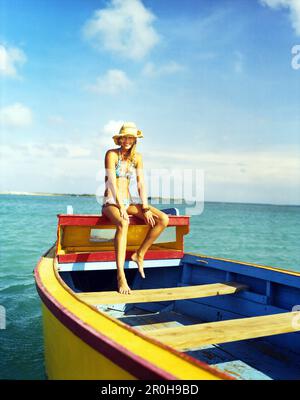 ARUBA, giovane donna in bikini relax su barca da pesca, Surfside Beach, Oranjestad Foto Stock