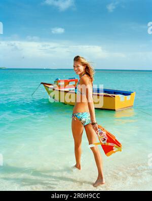 ARUBA, giovane donna in bikini che cammina in acqua con snorkeling e maschera, Surfside Beach, Oranjestad Foto Stock