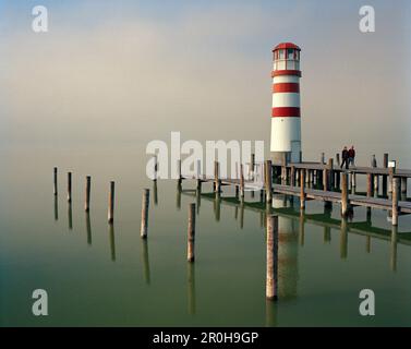 AUSTRIA, Podersdorf, la gente visita un faro nella nebbia, Lago Neusiedler See, Burgenland Foto Stock