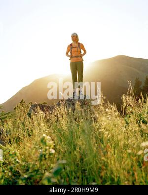 USA, California, giovane donna in piedi sulla roccia di fronte al Monte Tamalpais Foto Stock