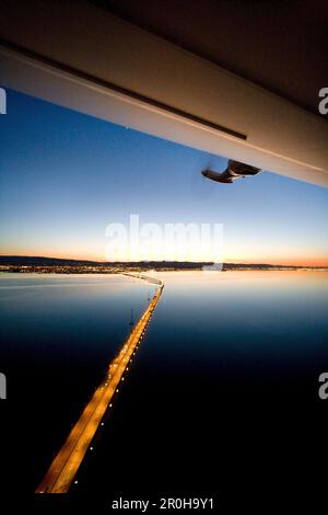 USA, California, San Francisco, sorvolando la baia di San Francisco di notte nell'Airship Ventures Zepplin, Sam Mateo Bridge Foto Stock