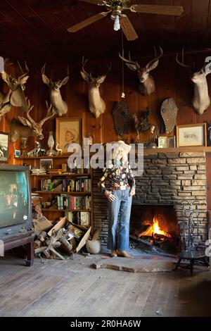 USA, California, Malibu, ritratto di Mildred Millie Decker al suo ranch casa sulle colline nel Decker Canyon, 75 anni residente di Malibu Foto Stock