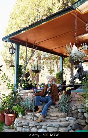 USA, California, Malibu, ritratto di Mildred Millie Decker al suo ranch casa sulle colline nel Decker Canyon, 75 anni residente di Malibu Foto Stock